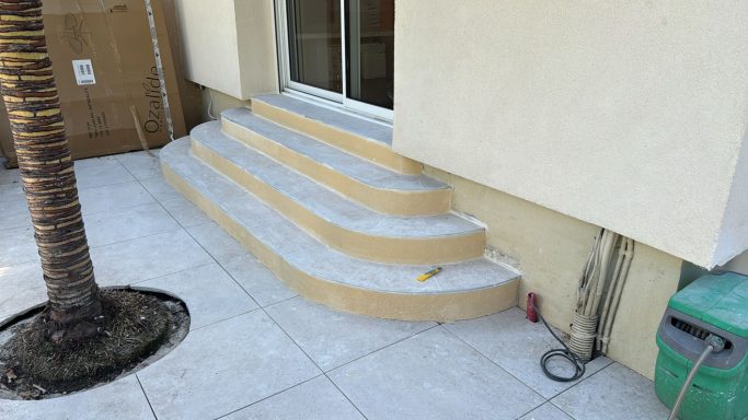 Escalier extérieur arrondi avec revêtement neuf
