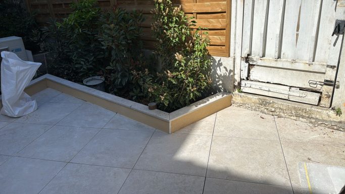 Terrasse rénovée avec jardinière et bordures