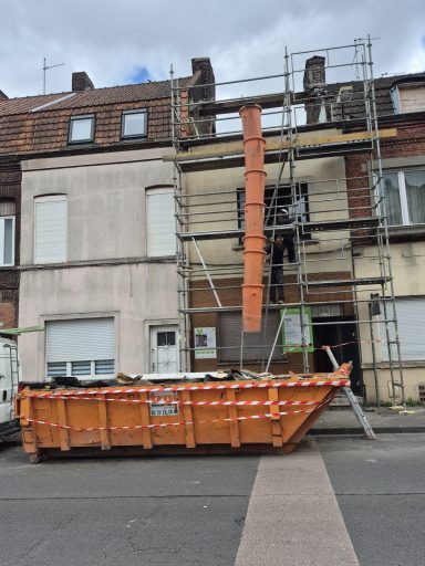 Façade de bâtiment en rénovation avec échafaudage