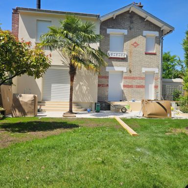 Maison rénovée avec façade claire et jardin aménagé