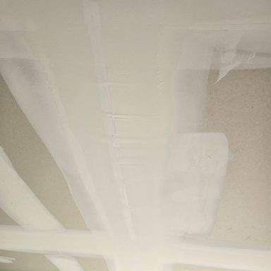 Plafond intérieur rénové avec poutres apparentes